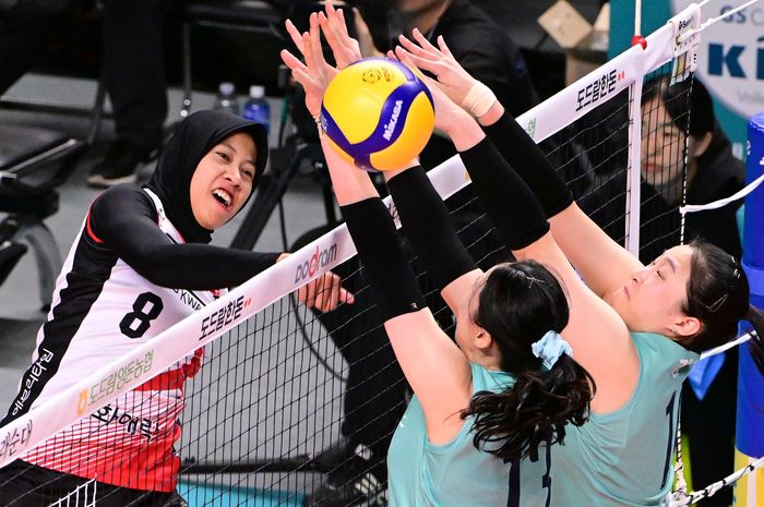 Pebola voli putri Indonesia, Megawati Hangestri Pertiwi, melepaskan spike dalam lanjutan liga voli Korea antara Daejeon Red Sparks dan GS Caltex Seoul KIXX