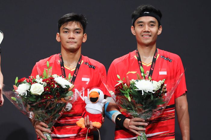 Pasangan ganda putra Indonesia, Muhammad Shohibul Fikri/Bagas Maulana, berpose setelah menjadi runner-up Denmark Open 2023 di Jsyke Bank Arena, Odense, Denmark, Minggu (22/10/2023).