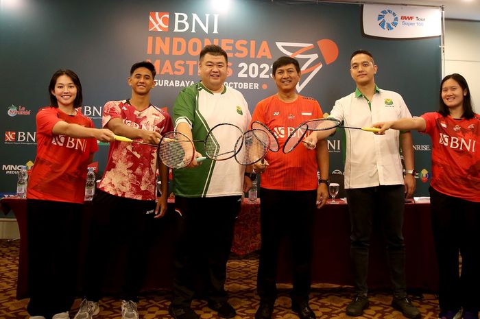 Konferensi pers BNI Indonesia Masters di Hotel Alana Surabaya, 23/10/2023. (ki-ka) Ribka Sugiarto, Alwi Farhan, Armand Darmadji, Heri Prijanto (Head 1 BNI Regional 06), Putu Rangga Jayaprana, Lanny Tria Mayasari.