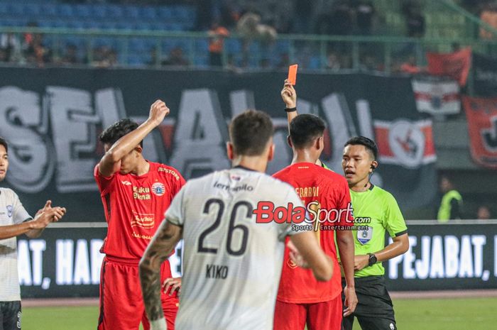 Wasit yang memimpin laga pekan ke-16 Liga 1 2023 antara Persija versus RANS Nusantara FC yang bernama Naufal Adya Fairuski (kanan) memberikan kartu merah kepada Rizky Ridho (kiri) di Stadion Patriot Candrabhaga, Bekasi, Jawa Barat, Minggu (22/10/2023).