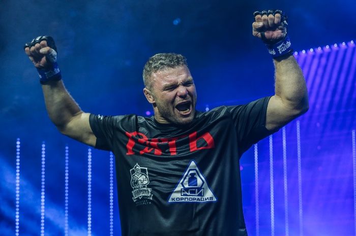 Raja kelas berat ONE Championship, Anatoly Malykhin, memberikan dukungan buat rekan setimnya, Fabricio Andrade, dalam laga melawan Jonathan Haggerty di ONE Fight Night 16 pada 4 November 2023 di Bangkok.