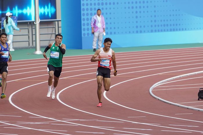 Para-atlet Indonesia, Saptoyogo Purnomo berhasil meraih medali emas pertama untuk Indonesia pada Asian Para Games 2022 di nomor lari 400 putra T37, di Huanglong Sports Center Stadium, Hangzhou, China, Senin (23/10/2023).