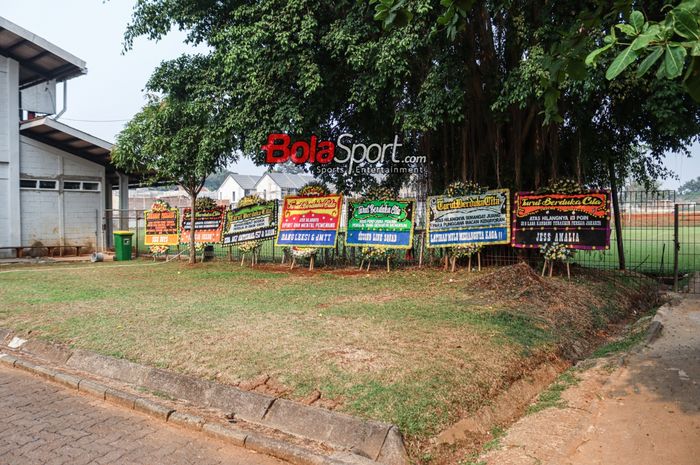 Sejumlah karangan bunga menghiasi sekitaran tempat latihan Persija Jakarta di Lapangan Nirwana Park, Sawangan, Jawa Barat, Selasa (24/10/2023).