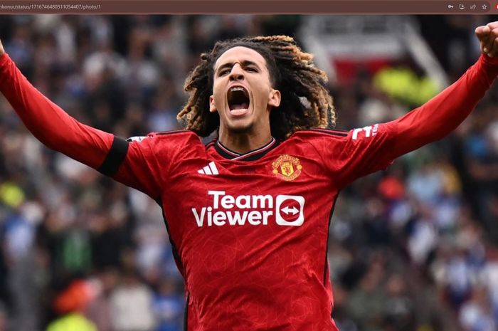 Gelandang Man United, Hannibal Mejbri, mengajukan permintaan aneh ke penyerang FC Copenhagen, Elias Achouri, jelang pertandingan di Liga Champions.