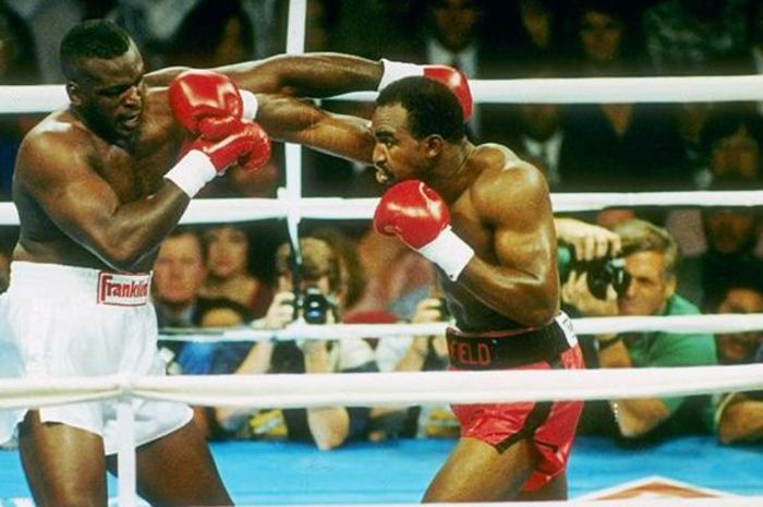 Evander Holyfield (kanan), dengan mudah menang KO atas petinju penakluk Mike Tyson, Buster Douglas, pada 25 Oktober 1990.