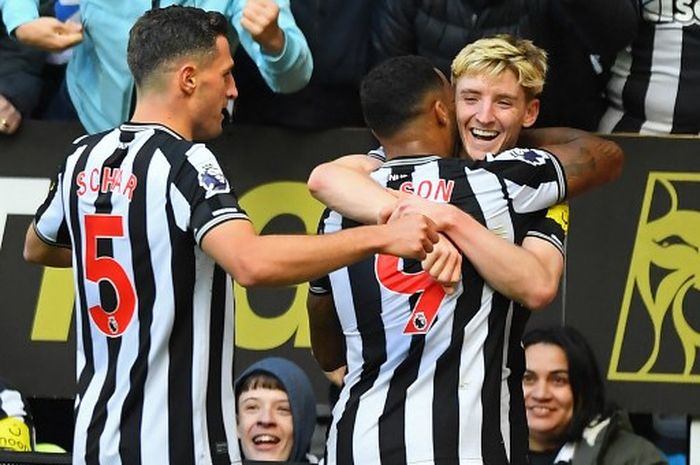 Para pemain Newcastle United merayakan kemenangan 4-0 atas Crystal Palace pada pekan ke-9 Liga Inggris di St James' Park, Sabtu (21/10/2023).