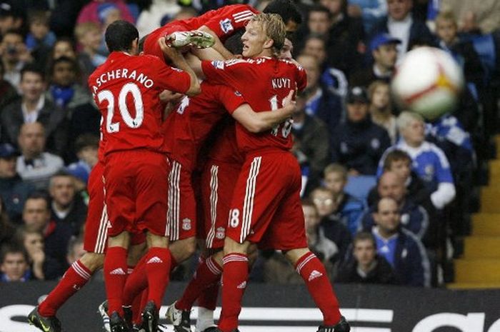 Para pemain Liverpool merayakan gol yang menentukan kemenangan 1-0 sekaligus mematahkan rekor tak terkalahkan Chelsea di Stamford Bridge, 26 Oktober 2008.