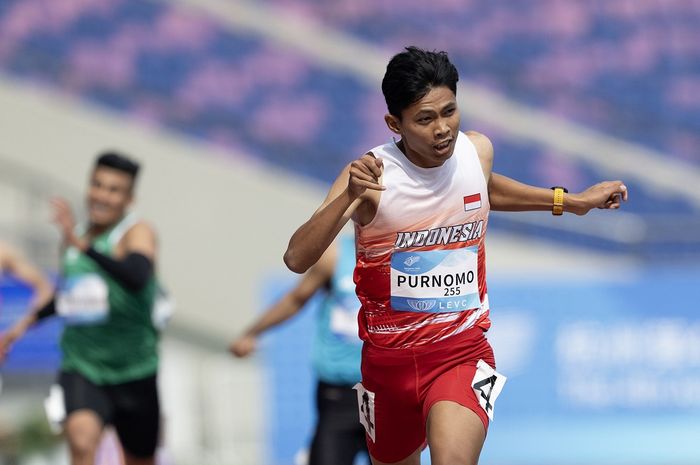 Pelari Saptoyogo Purnomo saat terdepan melintas garis finis di nomor 200m T37 putra para atletik Asian Para Games Hangzhou 2022 di Huanglong Sports Center Stadium, Hangzhou, China, Rabu (25/10/2023). Saptoyogo berhasil meraih medali emas dengan catatan waktu 23.34 detik. NPC INDONESIA/Agung Wahyudi