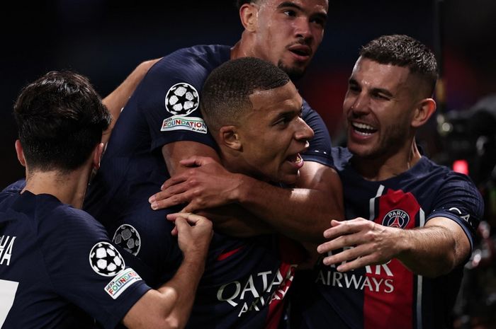 Para pemain PSG merayakan gol yang dicetak Kylian Mbappe ke gawang AC Milan di Liga Champions.