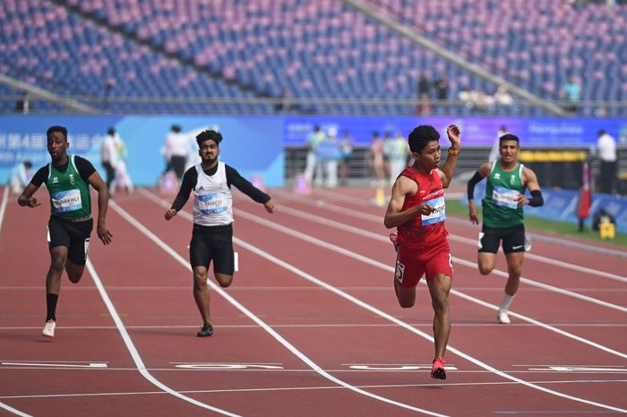 Saptoyogo Purnomo  (dua dari kanan) dalam pertandingan 100m T37 putra cabang olahraga para atletik Asian Para Games Hangzhou 2022 di Huanglong Sports Center Stadium, Hangzhou, China, Kamis (26/10/2023). 