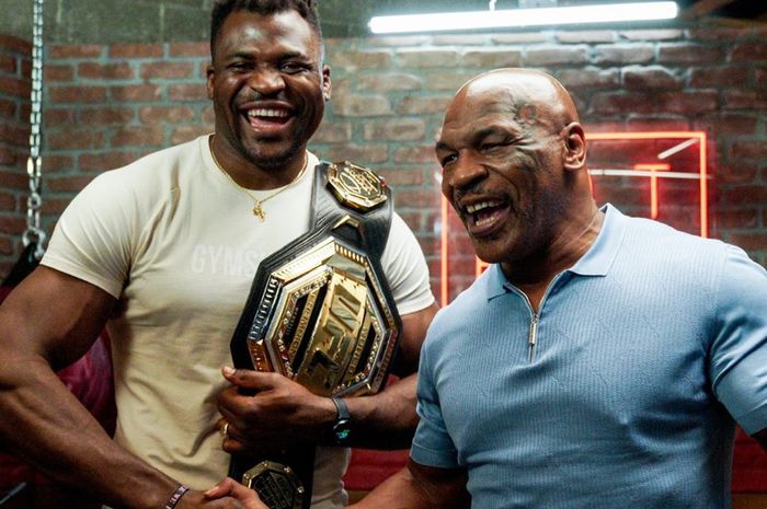 Francis Ngannou (kiri) berpeluang digembleng Mike Tyson lagi pada duel lawan Anthony Joshua.