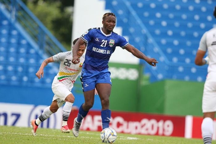 Striker asal Sierra Leone, Victor Mansaray, ketika memperkuat klub Vietnam Becamex Binh Duong di Piala AFC.