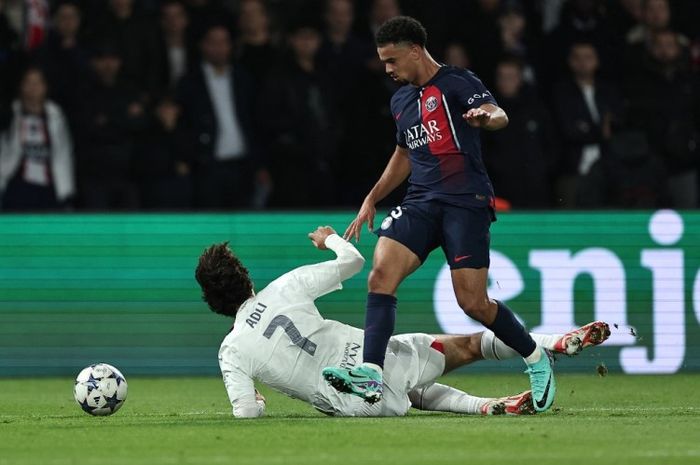 Aksi Warren Zaire-Emery dalam laga PSG vs AC Milan pada fase grup Liga Champions 2023-2024.