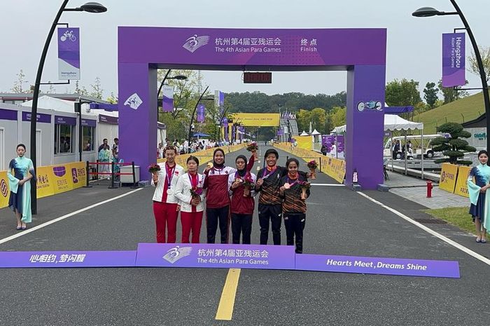 Atlet para-balap sepeda Indonesia, Sri Sugiyanti, berpose di podium Asian Para Games 2022 seusai perlombaan di Chun&rsquo;an Jieshou Sports Centre, Hangzhou, Kamis (26/10/2023).