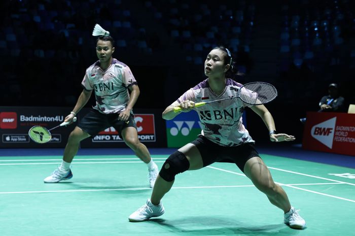 Ganda campuran Indonesia, Rehan Naufal Kusharjanto/Lisa Ayu Kusumawati, setelah memenangi perempat final French Open 2023 di Glaz Arena, Rennes, Prancis, 27 Oktober 2023.