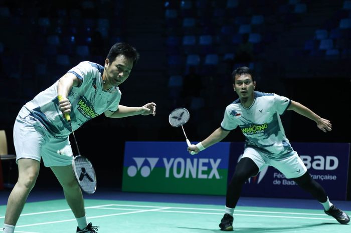 Ganda putra Indonesia, Hendra Setiawan dan Mohammad Ahsan, saat tampil pada perempat final French Open 2023 di Glaz Arena, Rennes, Prancis, 27 Oktober 2023.