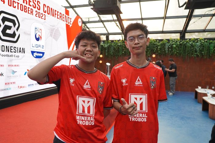 Atlet E-Sports, Rafi Rabbani (kiri) dan Riza Alfiqri, akan mewakili Malut United FC dalam ajang IeFC 2023.