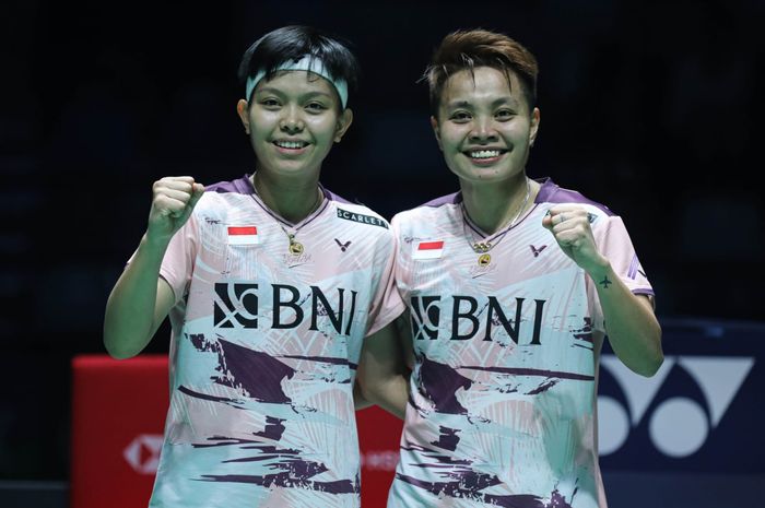 Pasangan ganda putri Indonesia, Apriyani Rahayu/Siti Fadia Silva Ramadhanti, berpose setelah lolos ke semifinal French Open 2023 di Glaz Arena, Rennes, Prancis, Jumat (27/10/2023).