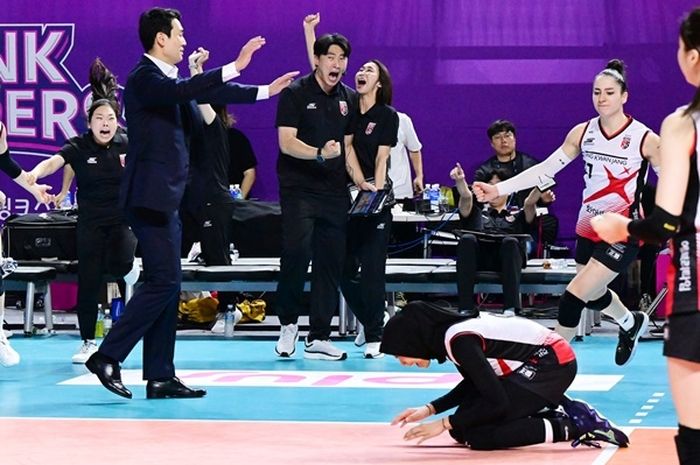 Megawati Hangestri menunduk dan bersujud syukur seraya dipeluk rekan satu tim setelah pastikan kemenangan Red Sparks Jung Kwan Jang atas Pink Spider pada lanjutan Liga Voli Korea 2023.