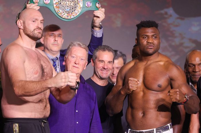 Sesi timbang badan antara Tyson Fury (kiri) dan Francis Ngannou (kanan) sebelum keduanya berduel di ring tinju