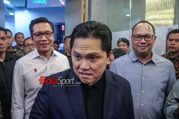 Ketua Umum PSSI, Erick Thohir, saat memberikan keterangan kepada awak media di Bursa Efek Indonesia, Jakarta, Sabtu (28/10/2023).