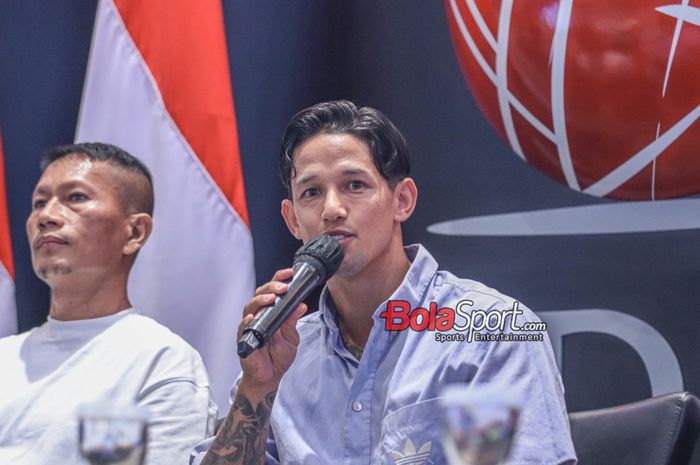 Irfan Bachdim sedang memberikan keterangan kepada awak media di Bursa Efek Indonesia, Senayan, Jakarta, Sabtu (28/10/2023).