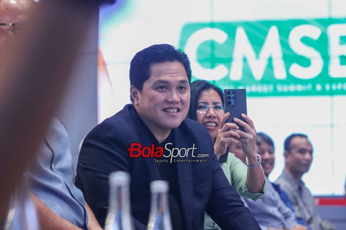 Ketua Umum PSSI, Erick Thohir, saat hadir dalam acara yang terkait Yayasan Sepak Bola di Bursa Efek Indonesia, Jakarta, Sabtu (28/10/2023).