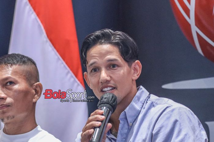 Irfan Bachdim sedang memberikan keterangan kepada awak media di Bursa Efek Indonesia, Senayan, Jakarta, Sabtu (28/10/2023).