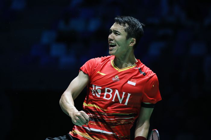 Tunggal putra Indonesia, Jonatan Christie berselebrasi saat meraih kemenangan atas Kodai Naraoka (Jepang) pada perempat final French Open 2023, di Glaz Arena, Rennes, Prancis, Jumat (27/10/2023)