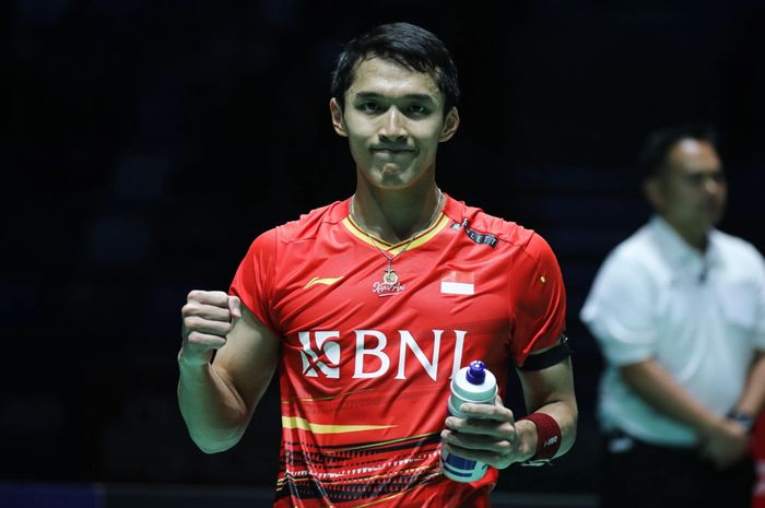 Jonatan Christie berpose usai memastikan tiket semifinal French Open 2023 di Glaz Arena, Rennes, Prancis, Jumat (27/10/2023)