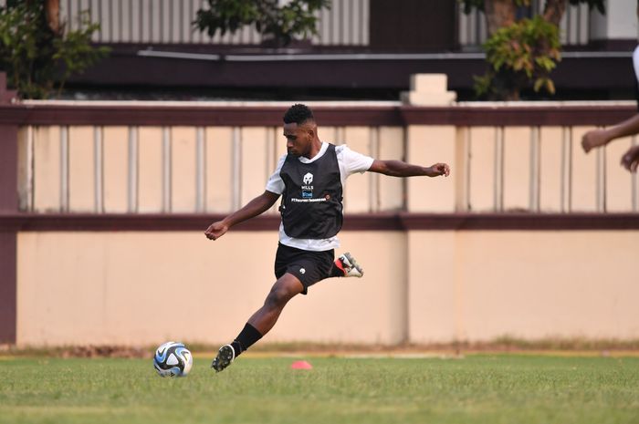 Iqbal Gwijangge saat menjalani sesi latihan bersama timnas U-17 Indonesia, Jumat (27/10/2023).