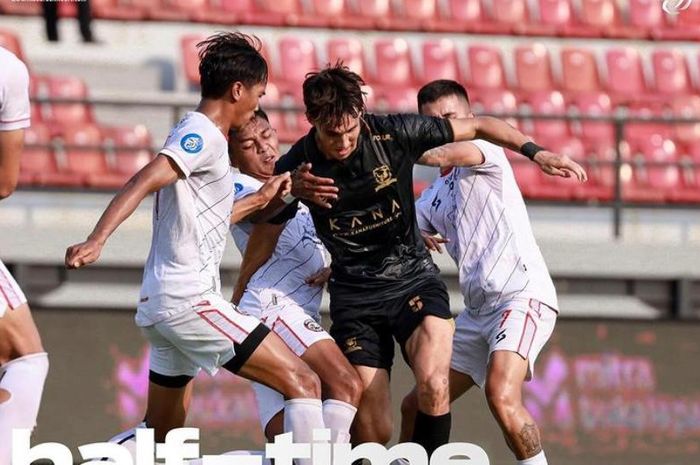 Arema FC vs Madura United pada pekan ke-17 Liga 1 2023/2024 di Stadion Kapten I Wayan Dipta, Gianyar, Bali, Sabtu (28/10/2023).