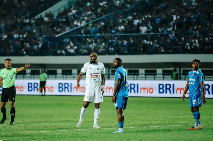 Suasana pertandingan Persib Bandung vs PSS Sleman pada pekan ke-17 Liga 1 2023/2024 di Stadion Gelora Bandung Lautan Api, Bandung, Sabtu (28/10/2023) malam WIB