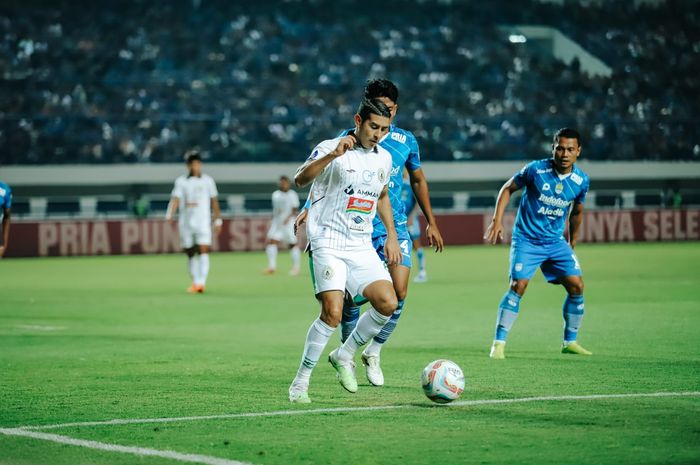 Suasana pertandingan Persib Bandung vs PSS Sleman pada pekan ke-17 Liga 1 2023/2024 di Stadion Gelora Bandung Lautan Api, Bandung, Sabtu (28/10/2023) malam WIB