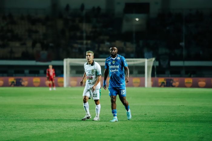 Suasana pertandingan Persib Bandung vs PSS Sleman pada pekan ke-17 Liga 1 2023/2024 di Stadion Gelora Bandung Lautan Api, Bandung, Sabtu (28/10/2023) malam WIB