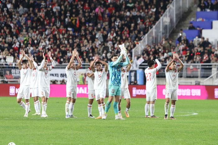 Skuad Timnas Vietnam menyapa para pendukung di stadion usai kalah 0-6 menghadapi Korea Selatan di laga FIFA Matchday Oktober 2023. 