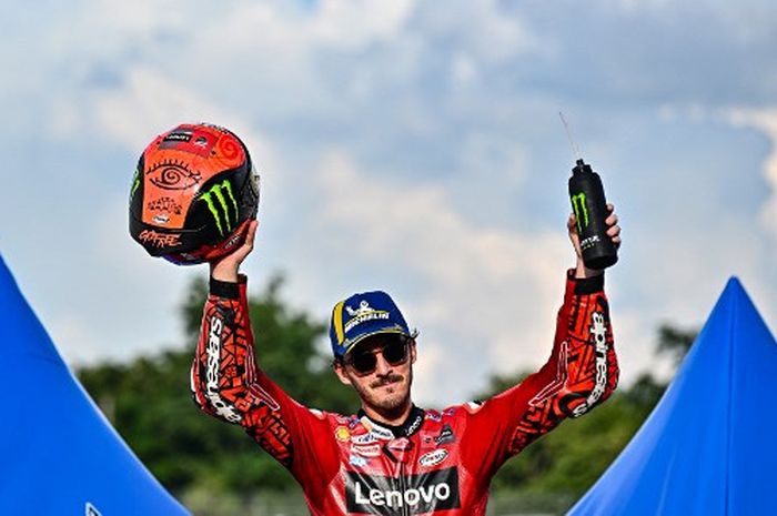 Pembalap Ducati Lenovo, Francesco Bagnaia, merayakan podium kedua MotoGP Thailand 2023 di Sirkuit Chang Buriram, Minggu (29/10/2023).