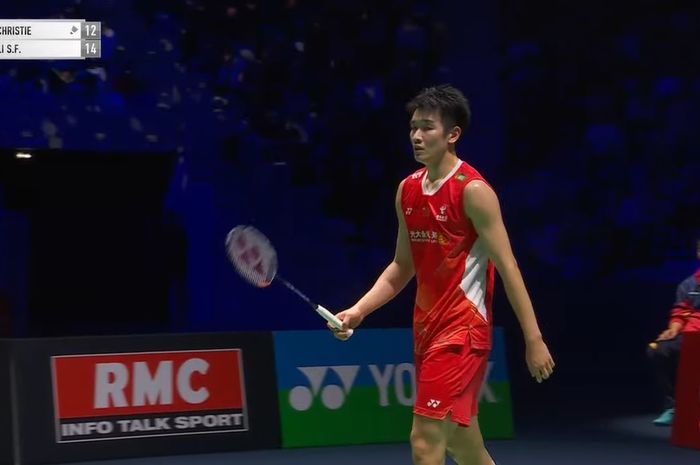 Tunggal putra China, Li Shi Feng, saat berlaga di final French Open 2023 di Glaz Arena, Rennes, Prancis, Minggu (29/10/2023)