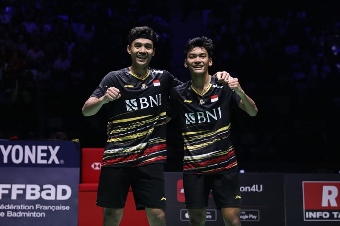 Pasangan ganda putra Indonesia, Muhammad Shohibul Fikri/Bagas Maulana, berpose setelah memastikan diri ke final French Open 2023 seusai bertanding di Glaz Arena, Rennes, Prancis, Sabtu (28/10/2023).