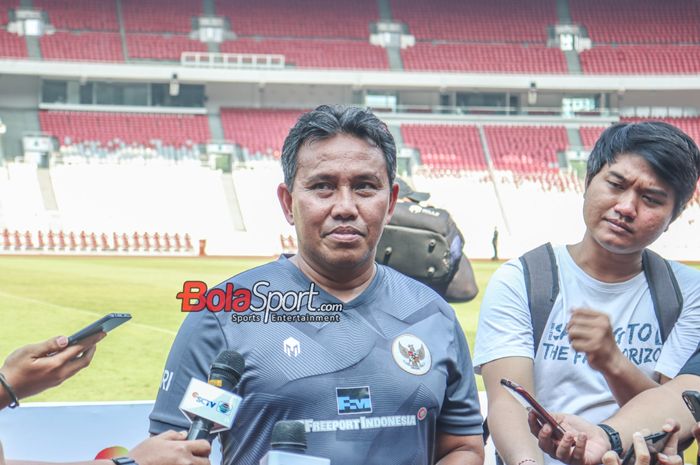 Pelatih timnas U-17 Indonesia, Bima Sakti, sedang memberikan keterangan kepada awak media di Stadion Utama Gelora Bung Karno, Senayan, Jakarta, Senin (30/10/2023).