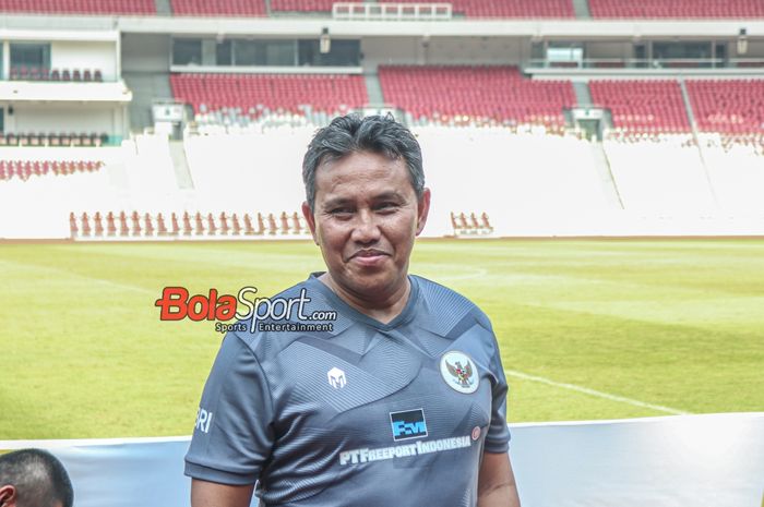 Pelatih timnas U-17 Indonesia, Bima Sakti, sedang memberikan keterangan kepada awak media di Stadion Utama Gelora Bung Karno, Senayan, Jakarta, Senin (30/10/2023).