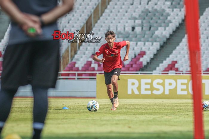 Welber Jardim (tengah) sedang menguasai bola dalam sesi latihan timnas U-17 Indonesia di Stadion Utama Gelora Bung Karno, Senayan, Jakarta, Senin (30/10/2023).