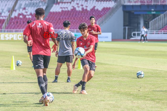 Welber Jardim (tengah) sedang menendang bola dalam sesi latihan timnas U-17 Indonesia di Stadion Utama Gelora Bung Karno, Senayan, Jakarta, Senin (30/10/2023).