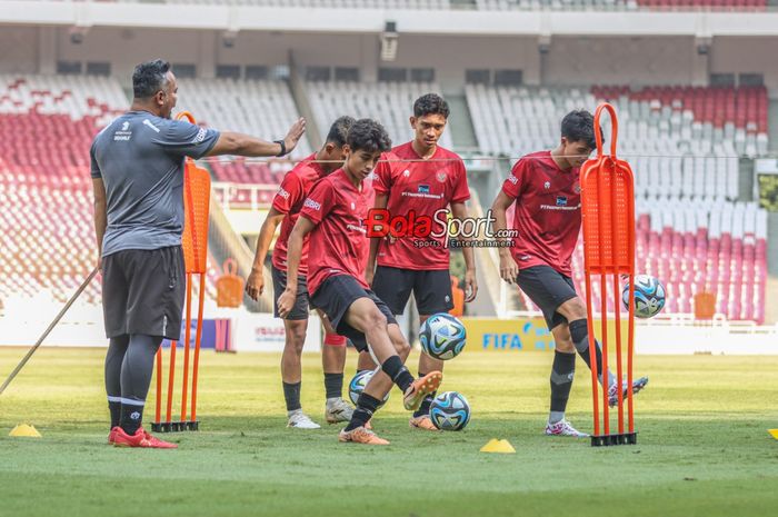 Welber Jardim (depan) saat mengikuti sesi latihan timnas U-17 Indonesia di Stadion Utama Gelora Bung Karno, Senayan, Jakarta, Senin (30/10/2023).