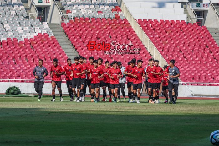 Sejumlah pemain timnas U-17 Indonesia sedang berlatih di Stadion Utama Gelora Bung Karno, Senayan, Jakarta, Senin (30/10/2023).