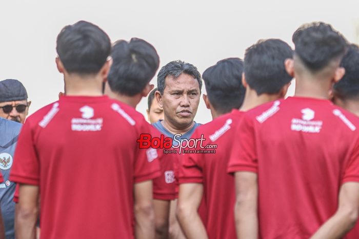 Pelatih timnas U-17 Indonesia, Bima Sakti, sedang memberikan intruksi kepada para pemainnya di Stadion Utama Gelora Bung Karno, Senayan, Jakarta, Senin (30/10/2023).