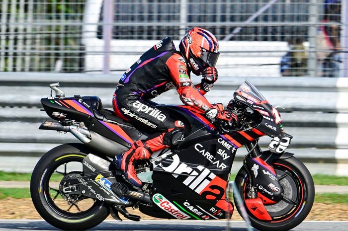 Pembalap Aprilia Racing, Aleix Espargaro kesulitan bernapas akibat panasnya mesin motor RS-GP sepanjang MotoGP Thailand 2023, di Sirkuit Buriram, Thailand, Minggu (29/10/2023)