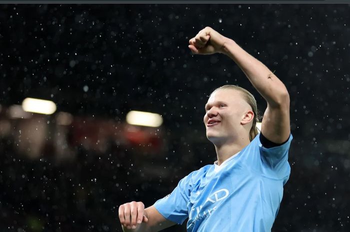 Penyerang Manchester City, Erling Haaland, merayakan gol ke gawang Manchester United dalam ajang Liga Inggris 2023-2024 di Stadion Old Trafford, Minggu (29/10/2023).