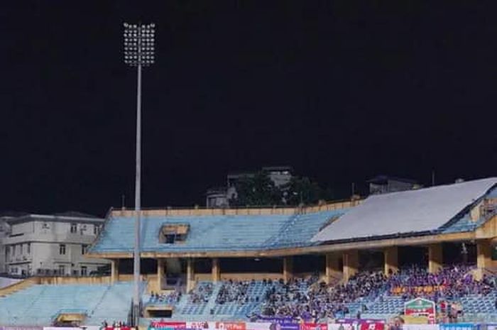 Suasana stadion yang mati lampu pada laga Hai Phong FC VS Hanoi FC di V-League 1. 