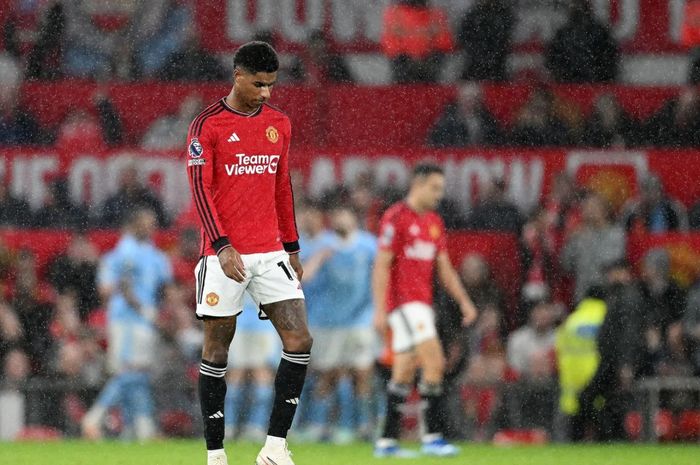 Ekspresi Marcus Rashford setelah Manchester United dikalahkan oleh Manchester City pada matchday 10 Liga Inggris 2023-2024 di Stadion Old Trafford, Minggu (29/10/2023).